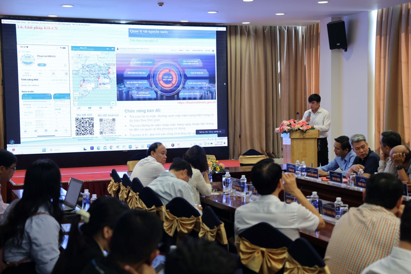 TS. Lê Ngọc Hiếu, Viện Khoa học Thủy lợi miền Nam, trình bày tham luận về ứng dụng trí tuệ nhân tạo và dữ liệu lớn trong dự báo xâm nhập mặn và điều tiết nguồn nước tại diễn đàn.