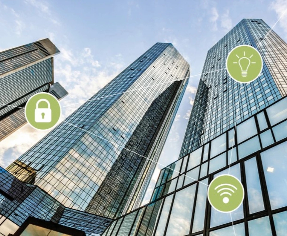 Tòa nhà thông minh phải đáp ứng các yêu cầu về công trình xây dựng thân thiện môi trường, tiết kiệm năng lượng, thích ứng biến đổi khí hậu theo quy định của pháp luật về xây dựng và sử dụng năng lượng tiết kiệm, hiệu quả.