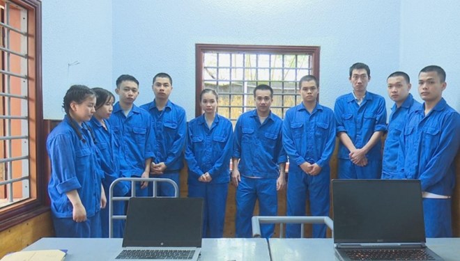 Cơ quan Cảnh sát điều tra Công an tỉnh Đắk Lắk lấy lời khai nhóm đối tượng lừa đảo qua mạng xã hội. Ảnh: Công an Đắk Lắk