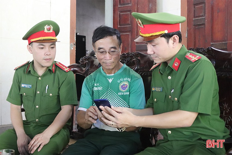 Công an Hà Tĩnh phân tích, giải thích cho người dân về thủ đoạn lừa đảo online. Ảnh Báo Hà Tĩnh