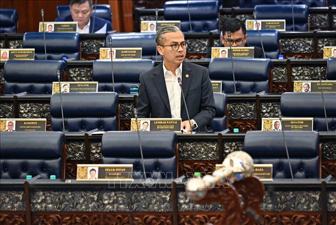 Bộ trưởng Truyền thông Fahmi Fadzil phát biểu tại Quốc hội Malaysia ngày 14-10. (ảnh: TTXVN)