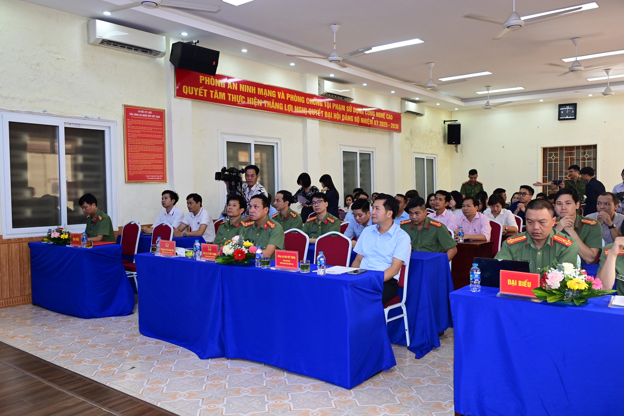 Toàn cảnh hội nghị.