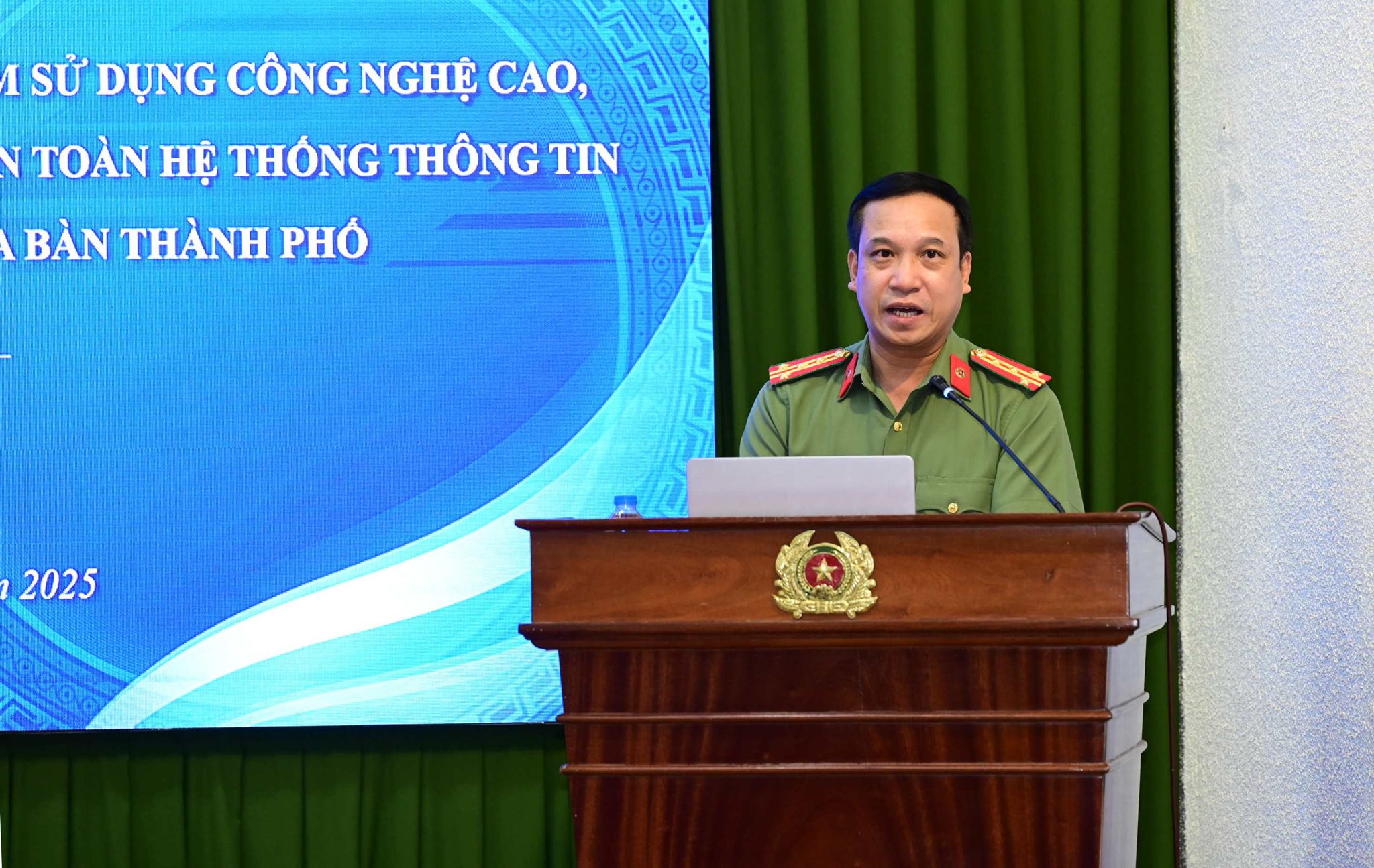 Đại tá Lê Đức Thành, Phó Giám đốc CATP, Thủ trưởng Cơ quan An ninh điều tra CATP phát biểu chỉ đạo.