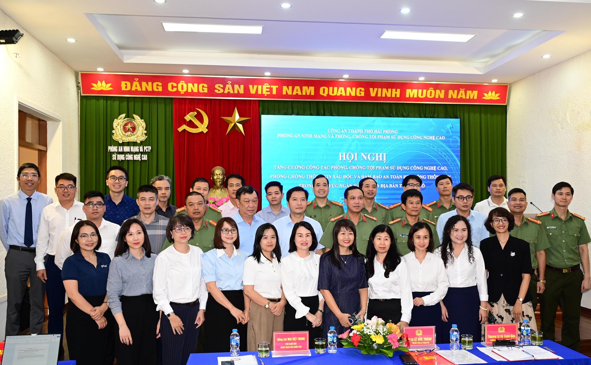 Đại tá Lê Đức Thành, Phó Giám đốc CATP, Thủ trưởng Cơ quan An ninh điều tra CATP cùng các đại biểu chụp ảnh lưu niệm tại Hội nghị.