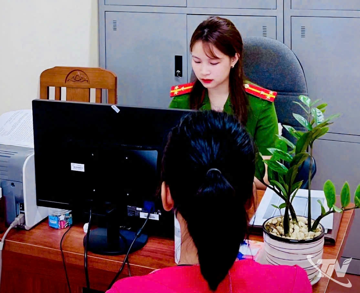 Cán bộ Công an làm việc với chị D.T.N.Q vì đăng tải thông tin sai sự thật.