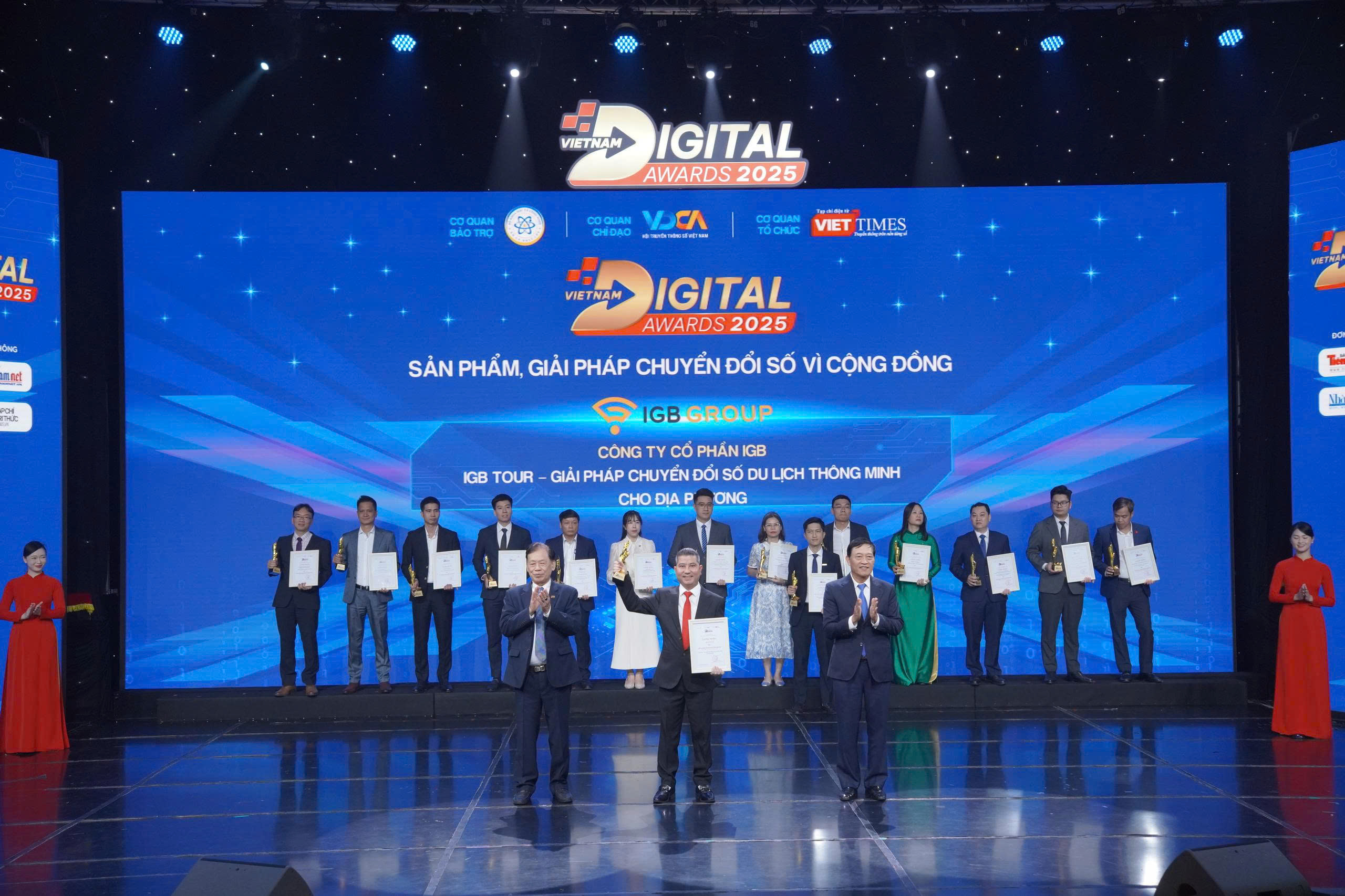 Ông Vũ Xuân Nguyên - Chủ tịch HĐQT IGB Group nhận giải thưởng Chuyển đổi số hạng mục Sản phẩm, giải pháp chuyển đổi số vì cộng đồng với IGB Tour 