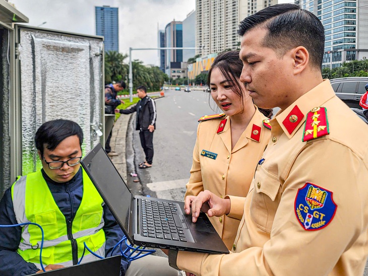 Cảnh sát giao thông phối hợp cùng đội ngũ kỹ sư bảo đảm các yêu cầu kỹ thuật trong việc lắp đặt camera AI