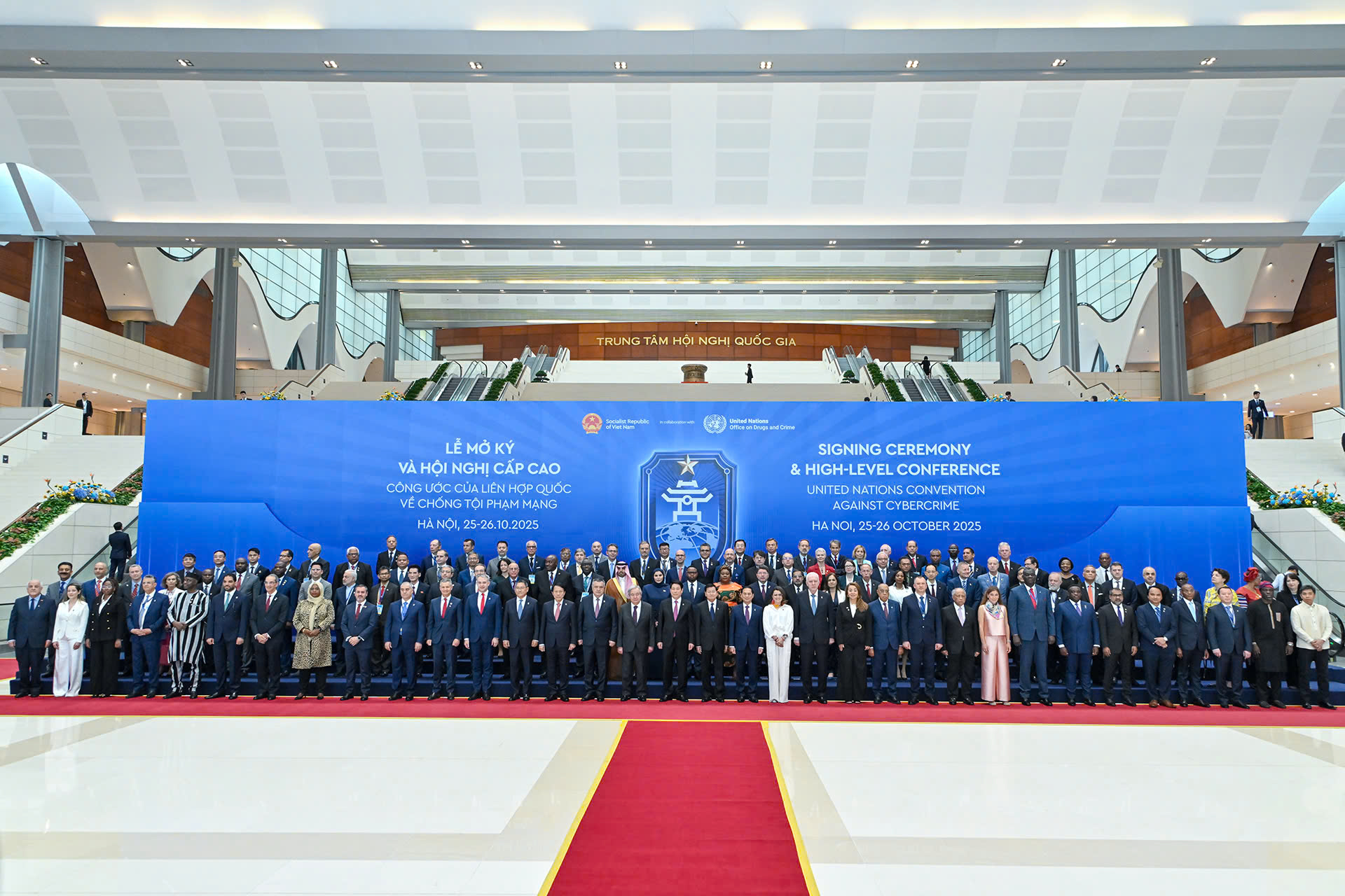 Chủ tịch nước Lương Cường, Tổng Thư ký Liên Hợp Quốc Antonio Guterres và các đại biểu tại Lễ mở ký Công ước Hà Nội