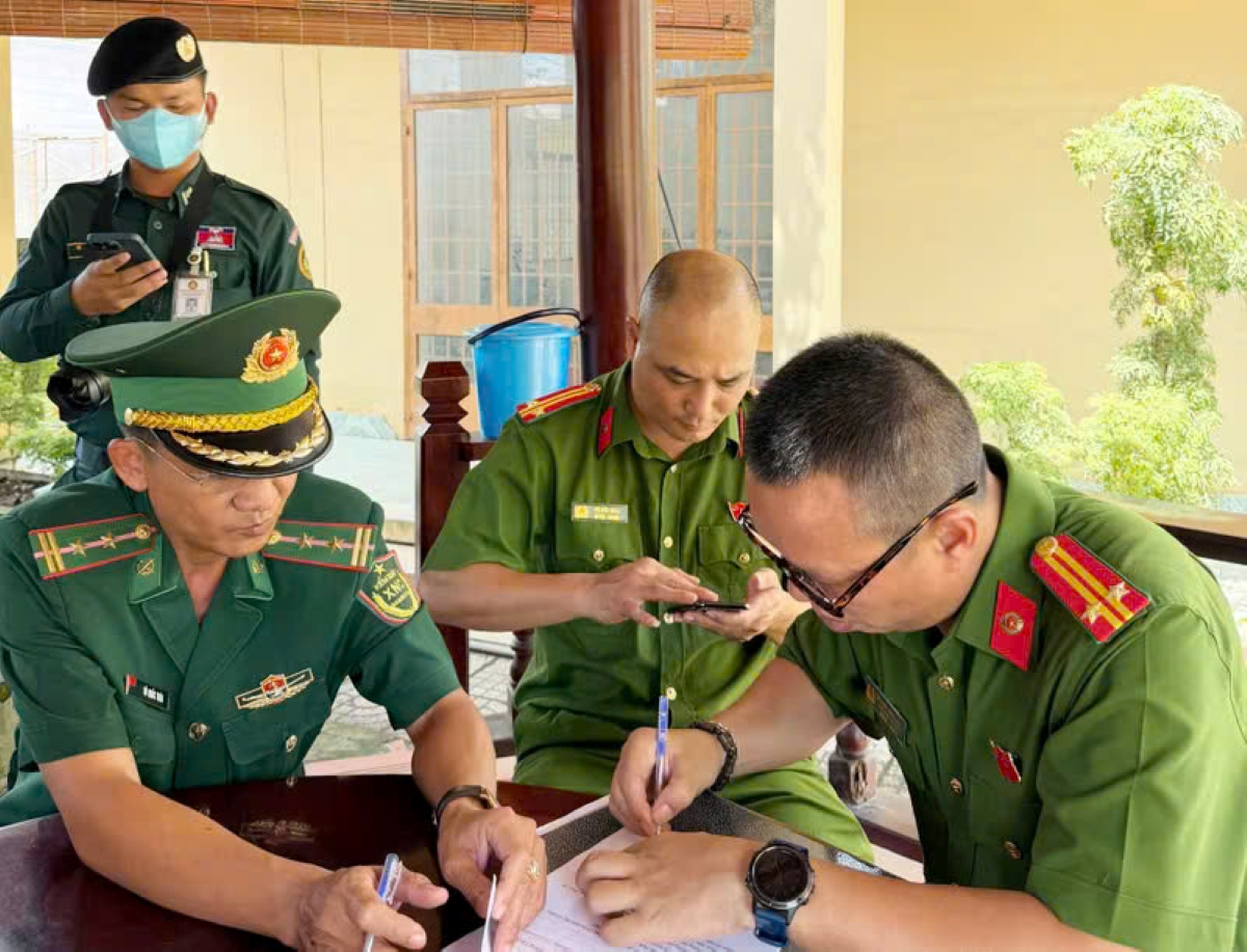 Lực lượng chức năng làm việc, phối hợp với các đơn vị để giải cứu nam sinh bị bắt cóc online

 