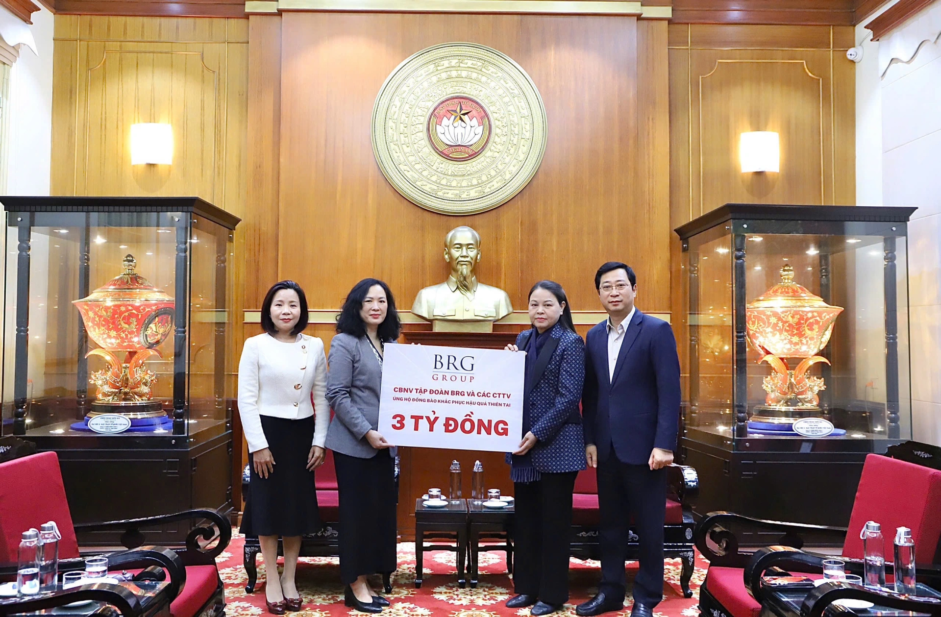 Bà Nguyễn Hoàng Yến - Phó Tổng Giám đốc Tập đoàn BRG đại diện trao tặng ủng hộ qua Ủy ban Trung ương MTTQ Việt Nam