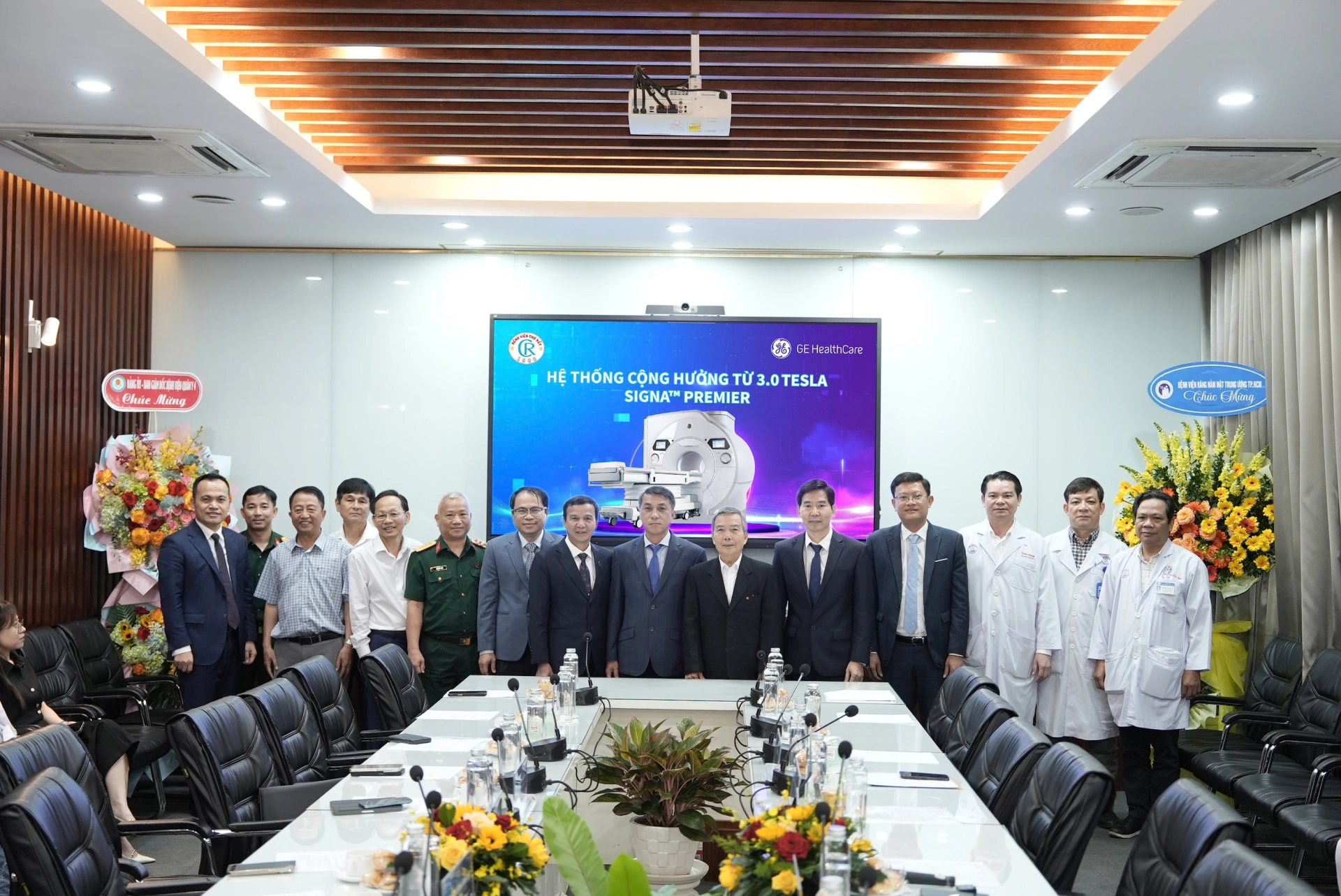 Các đại biểu tham dự lễ ra mắt hệ thống cộng hưởng từ 3.0 Tesla SIGNA Premier