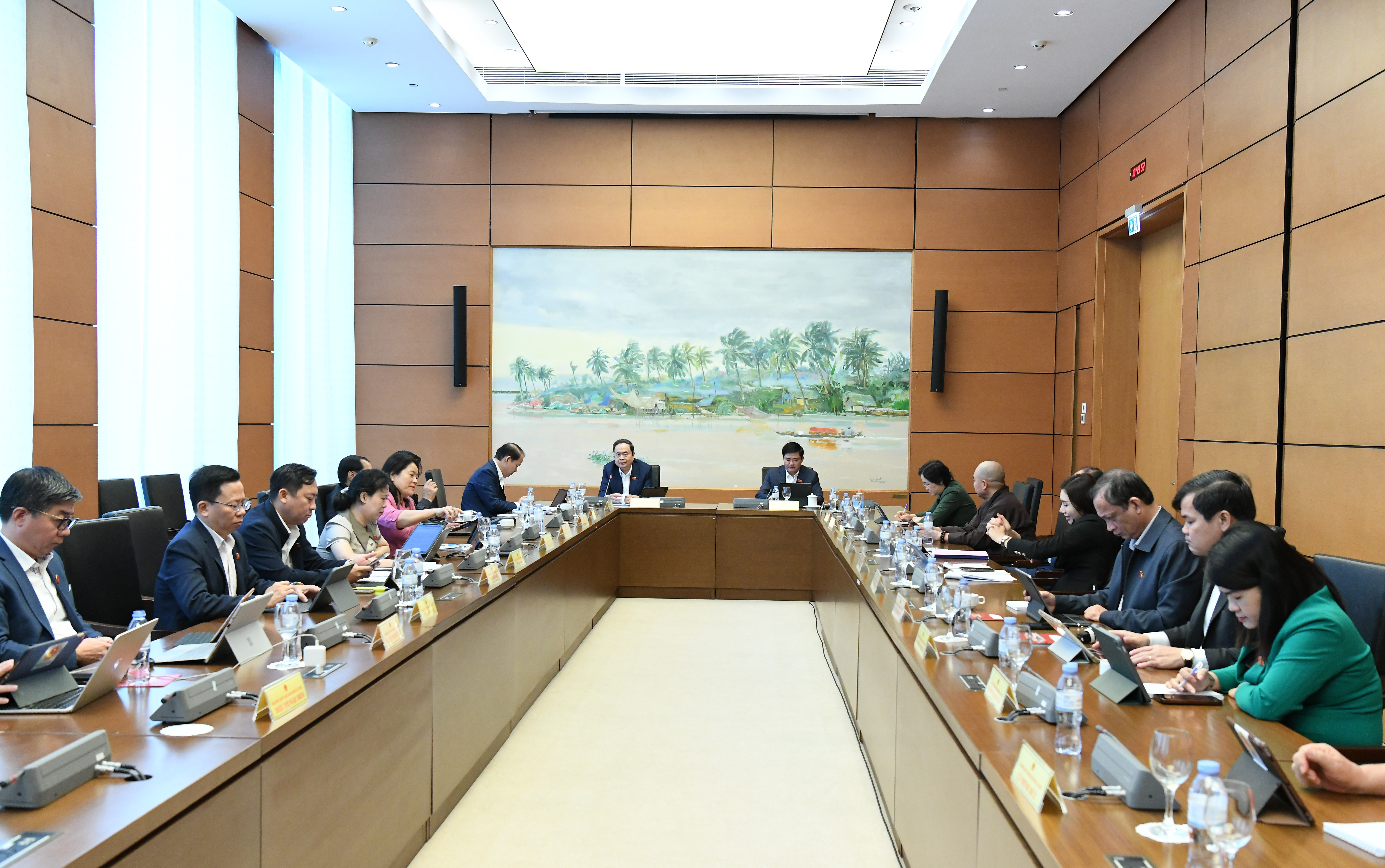 Toàn cảnh phiên thảo luận Tổ 11 của Quốc hội sáng 4/11.