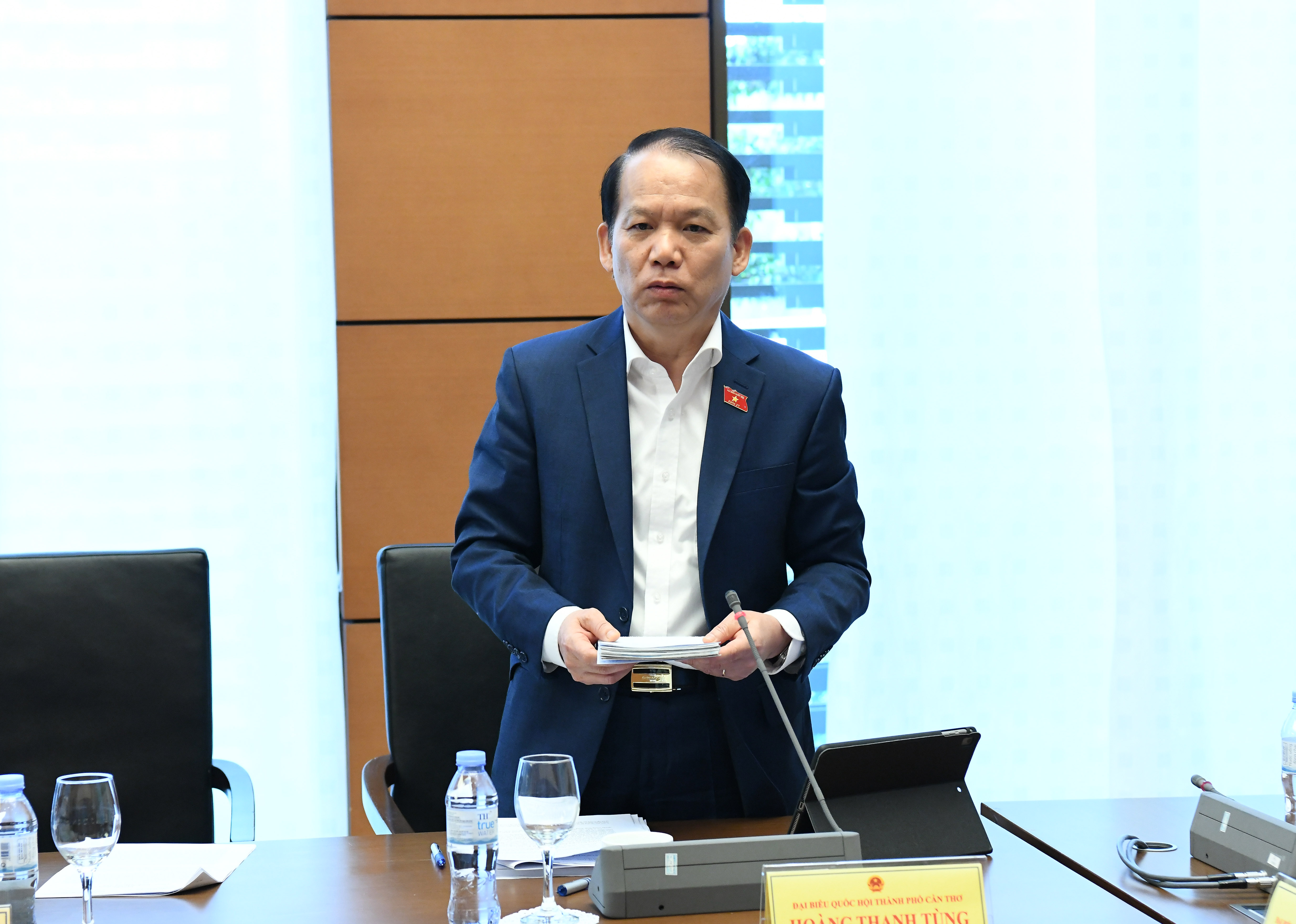 Chủ nhiệm Ủy ban Pháp luật và Tư pháp Hoàng Thanh Tùng phân tích các khía cạnh pháp lý của việc cấp Phiếu lý lịch tư pháp và tán thành việc mở rộng thẩm quyền cấp phiếu cho công an xã, phù hợp với năng lực hạ tầng dữ liệu hiện nay.