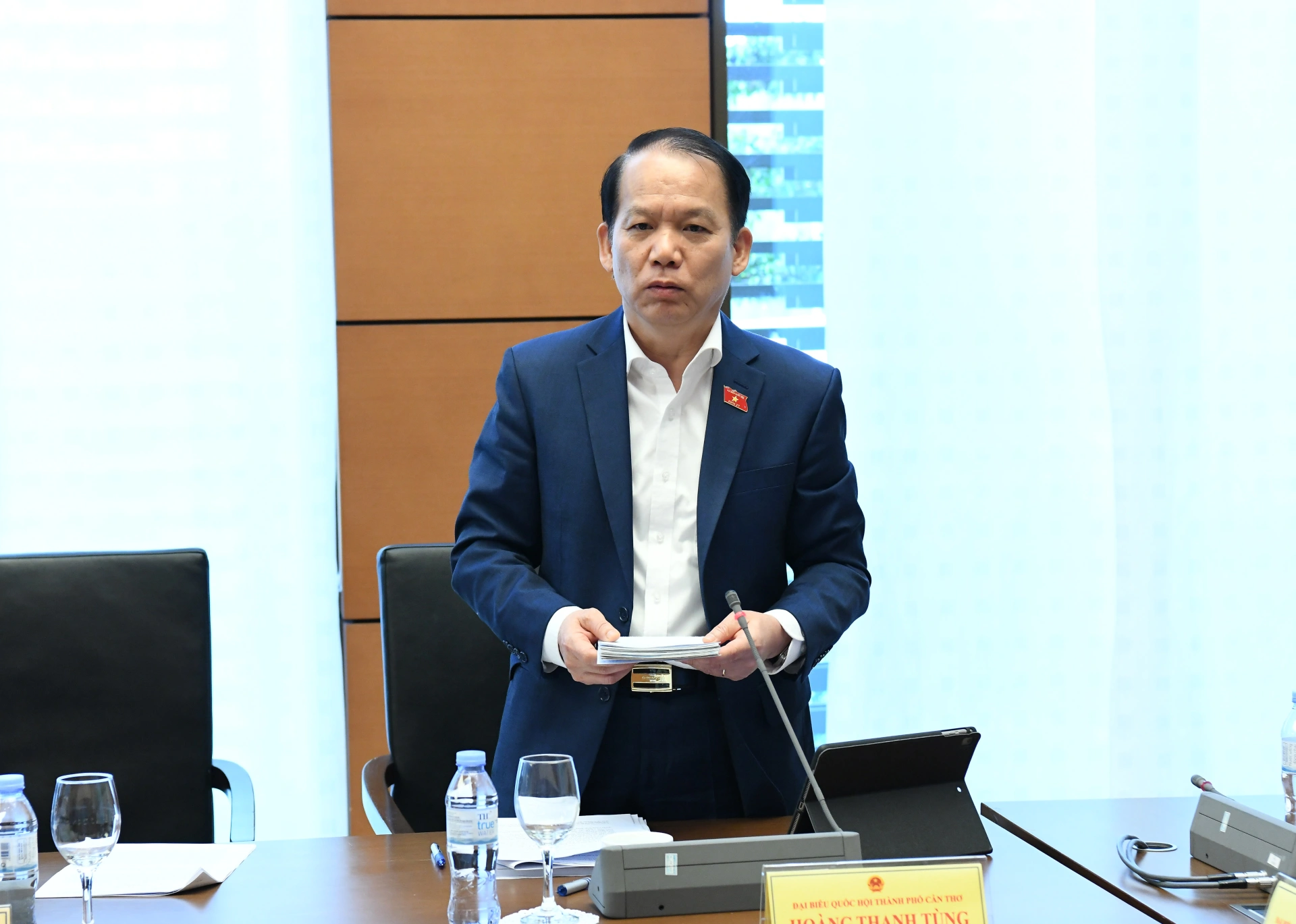 Chủ nhiệm Ủy ban Pháp luật và Tư pháp Hoàng Thanh Tùng phân tích các khía cạnh pháp lý của việc cấp Phiếu lý lịch tư pháp và tán thành việc mở rộng thẩm quyền cấp phiếu cho công an xã, phù hợp với năng lực hạ tầng dữ liệu hiện nay.