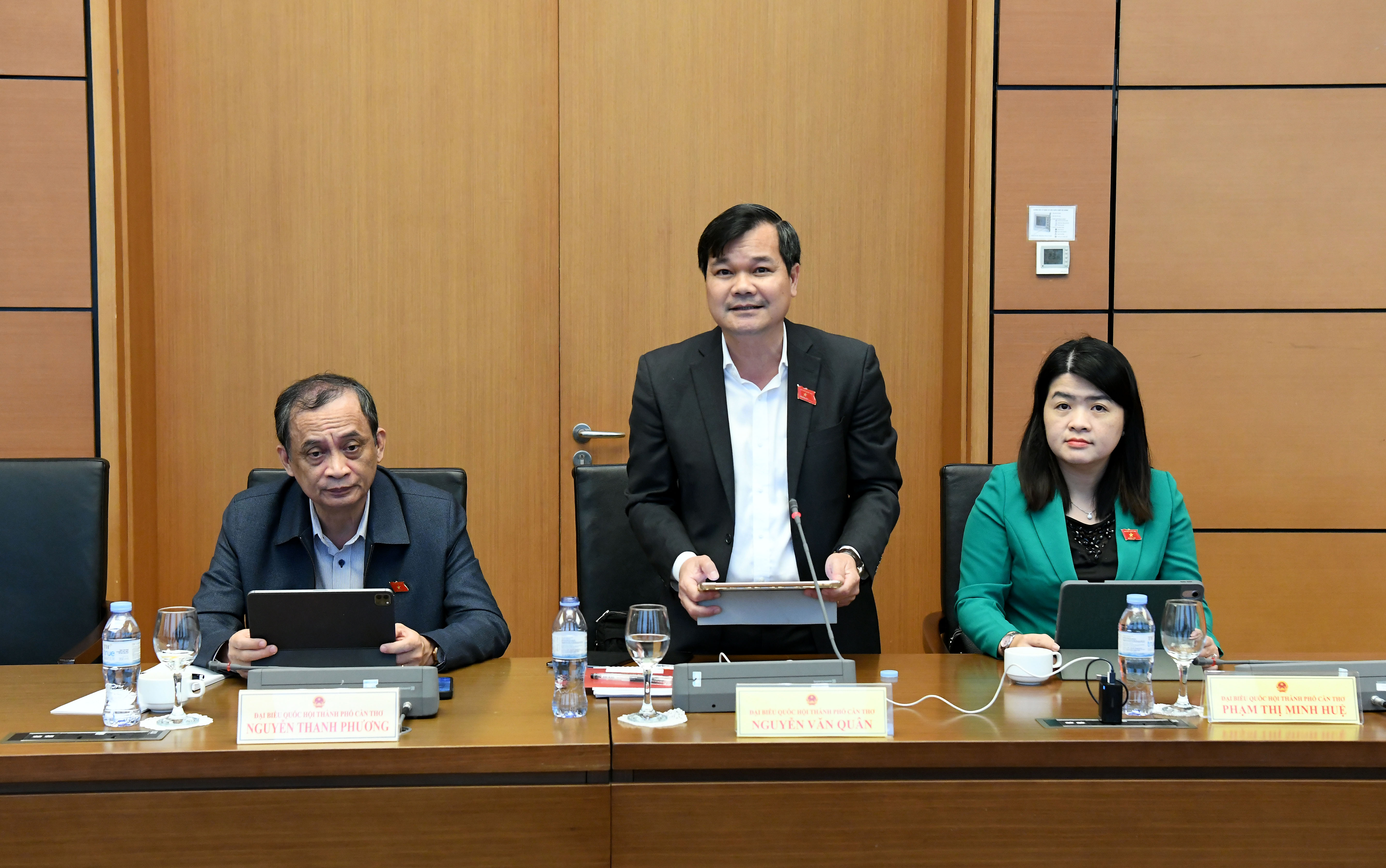 Đại biểu Nguyễn Văn Quân, Đoàn ĐBQH TP. Cần Thơ, đề xuất mở rộng thẩm quyền cấp Phiếu lý lịch tư pháp đến công an cấp xã, nhằm tạo thuận lợi cho người dân và phù hợp với chủ trương cải cách hành chính, chuyển đổi số.