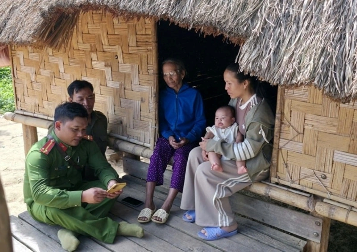 Công an xã La Dạ phổ biến phong trào “Bình dân học vụ số” đến người dân