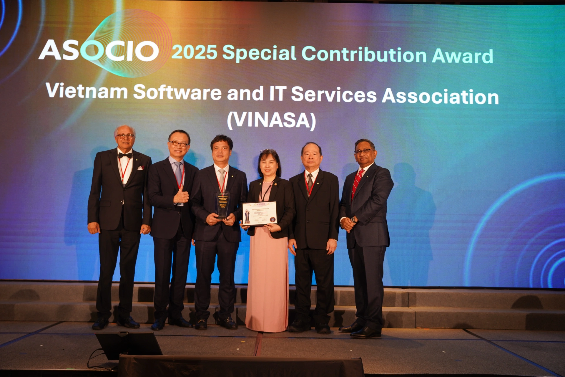 Việt Nam đã được vinh danh với tổng cộng 11 giải thưởng ASOCIO Award 2025, bao gồm 10 giải thưởng cho các tổ chức, doanh nghiệp và 1 giải thưởng đặc biệt cho Hiệp hội Phần mềm và Dịch vụ CNTT Việt Nam (VINASA). 