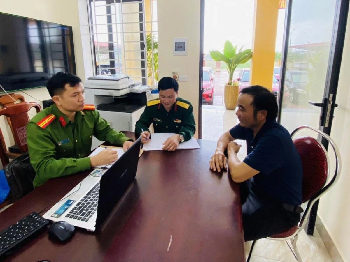 Anh Đ.V.L (ngồi bên phải) kịp thời trình báo cơ quan Công an về vụ lừa đảo.