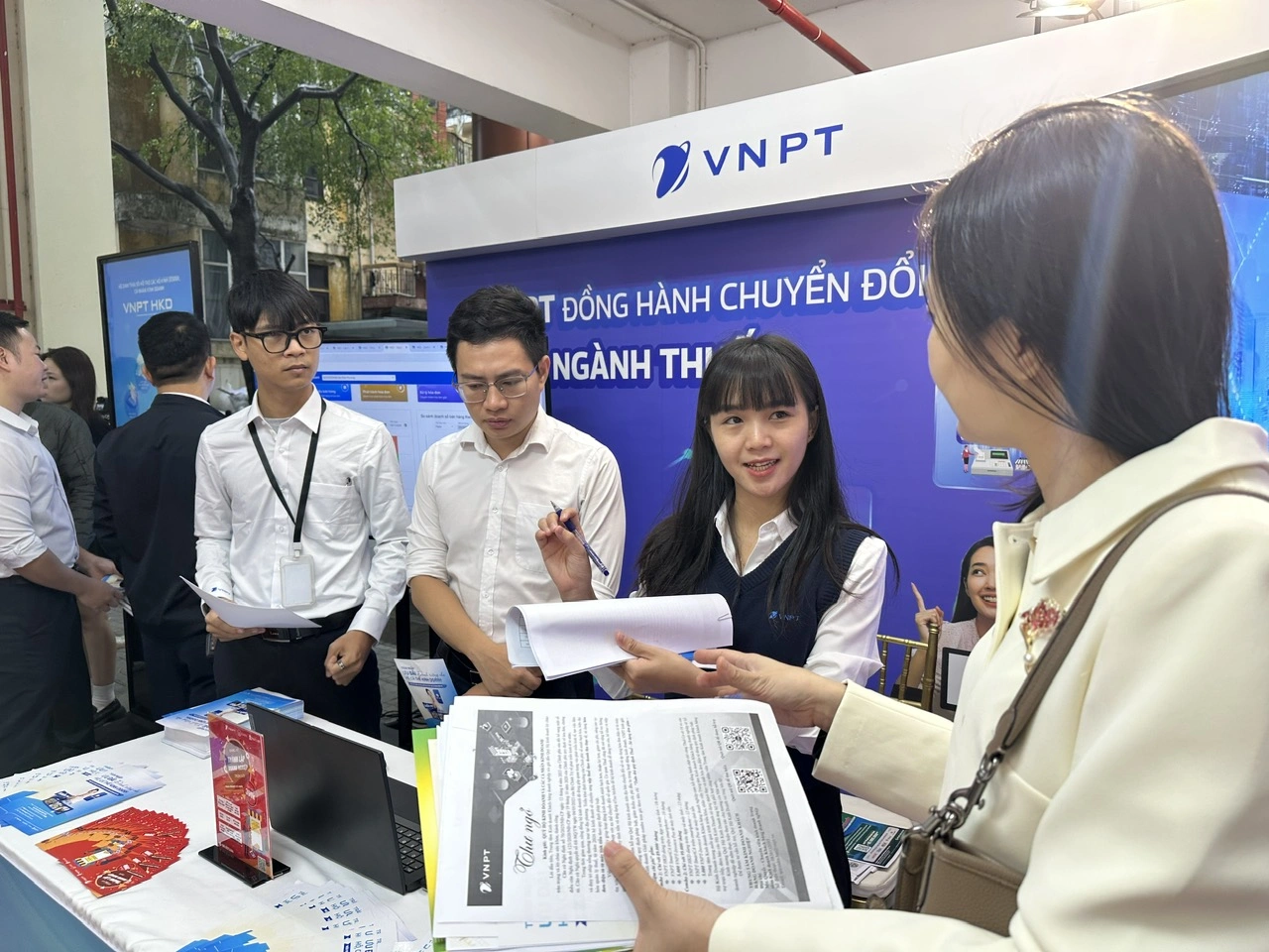 Nhân viên VNPT hướng dẫn hộ kinh doanh sử dụng VNPT HKD tại Hà Nội