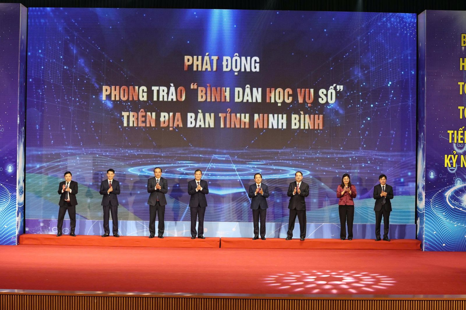 Các đồng chí lãnh đạo tỉnh thực hiện nghi thức phát động phong trào “Bình dân học vụ số” trên địa bàn.
