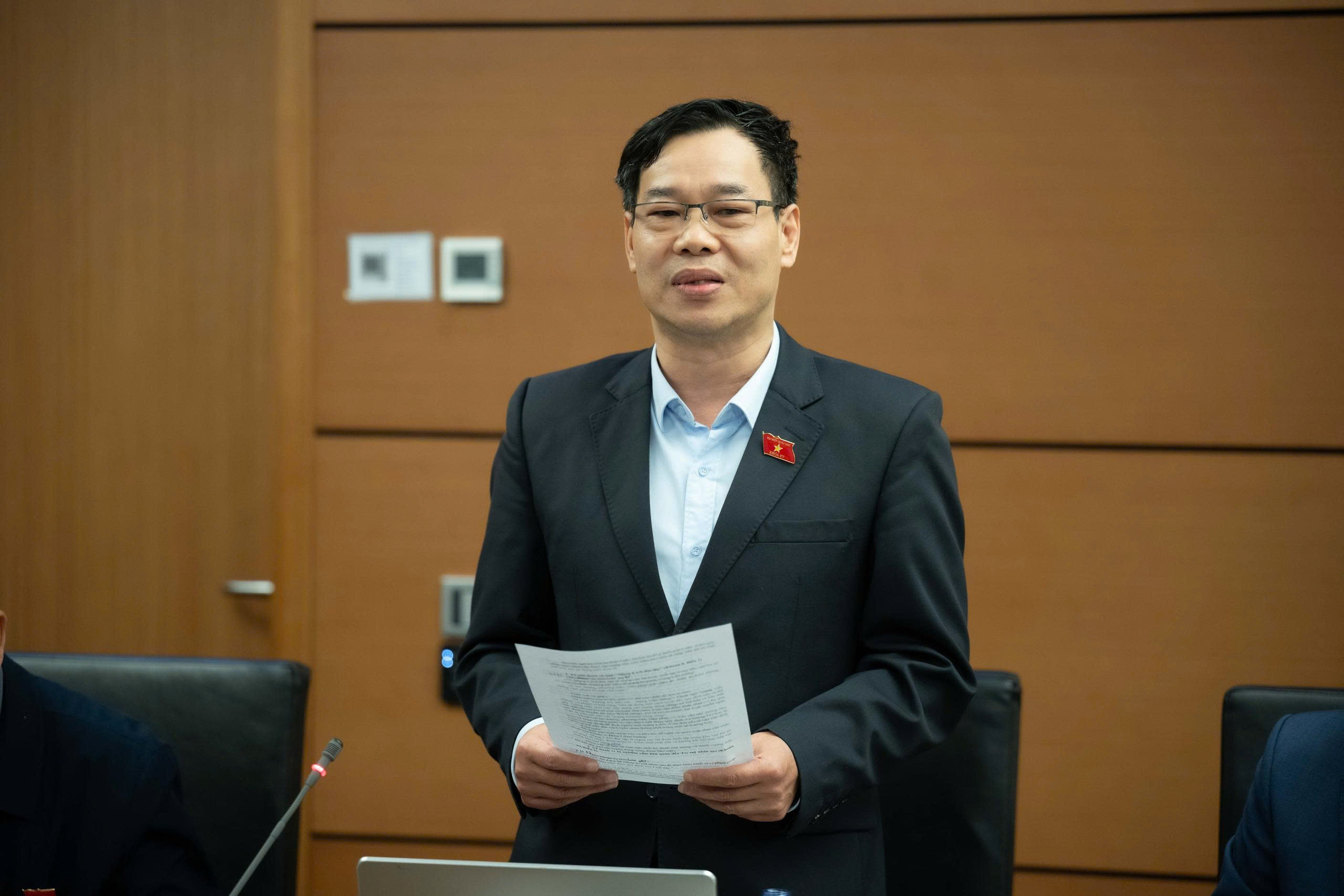 Đại biểu Đỗ Đức Hồng Hà đề xuất nâng tiêu chuẩn quản trị cấp cao trong doanh nghiệp bảo hiểm, đảm bảo an toàn tài chính và quyền lợi khách hàng, đồng thời kiến nghị giữ các điều kiện kinh doanh môi giới bảo hiểm trong Luật.