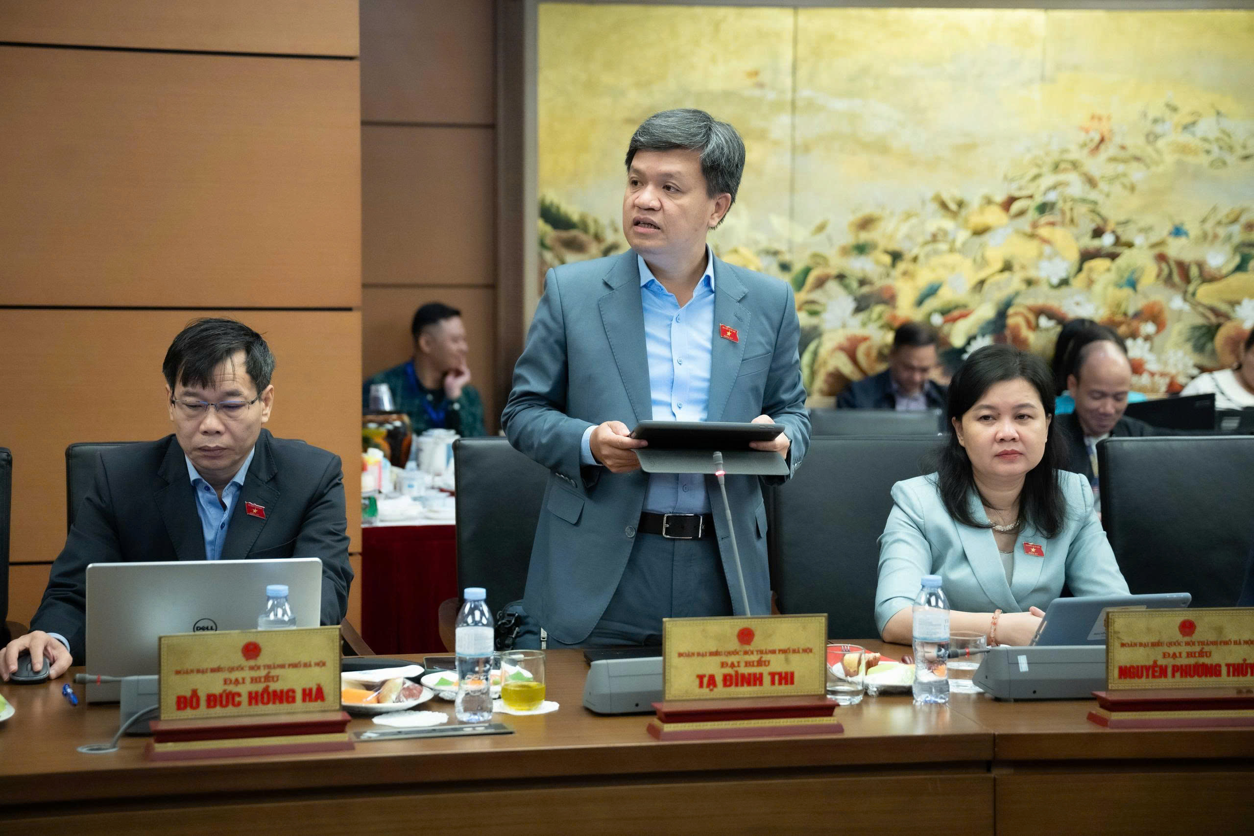 Đại biểu Tạ Đình Thi phát biểu tại phiên thảo luận, nhấn mạnh việc xây dựng khung pháp lý cho chuyển đổi số trong lĩnh vực bảo hiểm (InsurTech) và quy định rõ ràng về sử dụng dữ liệu lớn, AI trong kinh doanh bảo hiểm.