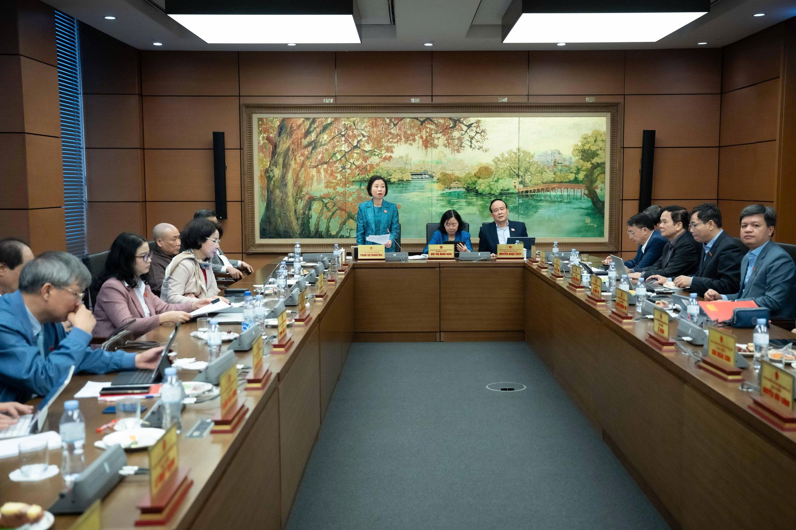 Toàn cảnh phiên thảo luận Tổ 1 - Đoàn ĐBQH thành phố Hà Nội về Dự án Luật Kinh doanh bảo hiểm (sửa đổi, bổ sung), sáng 03/11/2025.