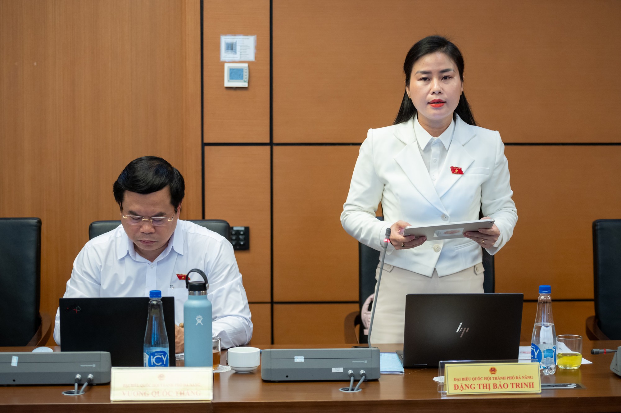 Đại biểu Đặng Thị Bảo Trinh (Đoàn ĐBQH thành phố Đà Nẵng) góp ý về các hành vi bị nghiêm cấm trong hoạt động chuyển đổi số.