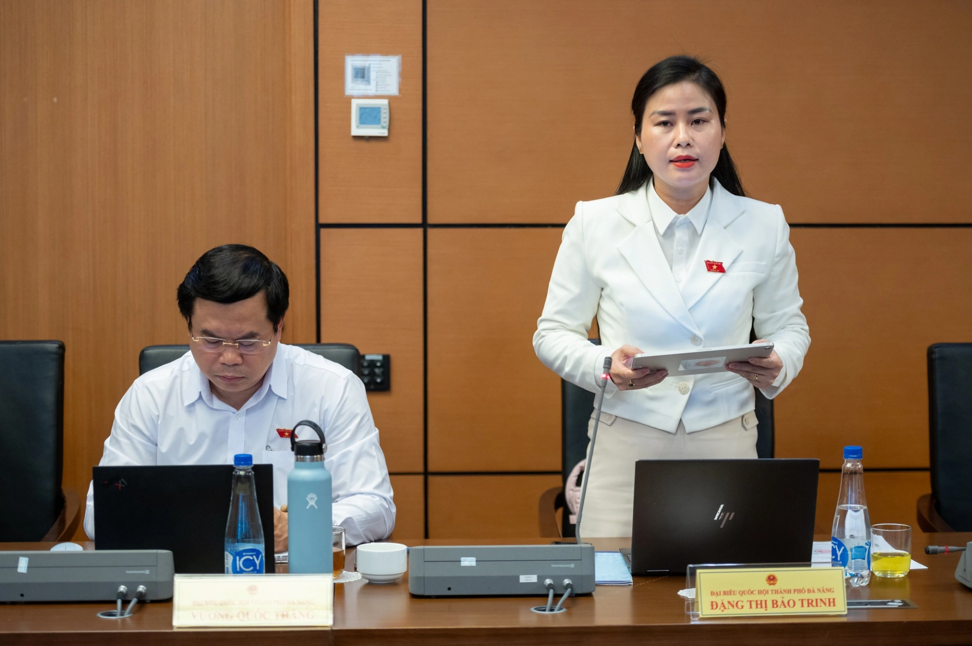 Đại biểu Đặng Thị Bảo Trinh (Đoàn ĐBQH thành phố Đà Nẵng) góp ý về các hành vi bị nghiêm cấm trong hoạt động chuyển đổi số.