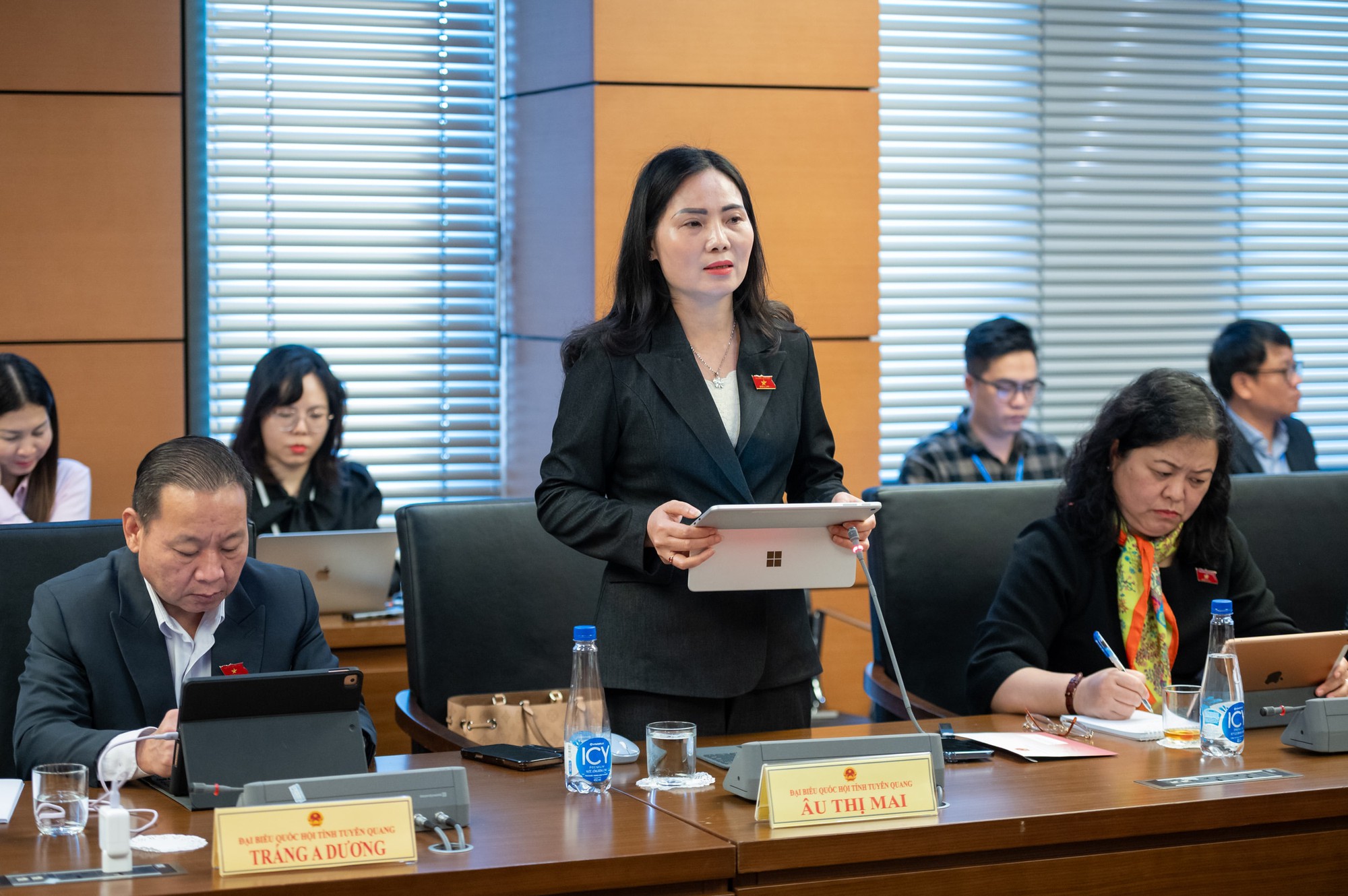 Đại biểu Âu Thị Mai (Đoàn ĐBQH tỉnh Tuyên Quang) đề xuất hoàn thiện chính sách và nguyên tắc chuyển đổi số trong hệ thống chính trị.