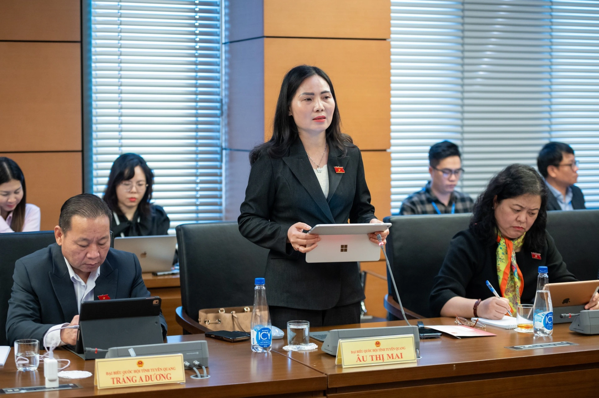 Đại biểu Âu Thị Mai (Đoàn ĐBQH tỉnh Tuyên Quang) đề xuất hoàn thiện chính sách và nguyên tắc chuyển đổi số trong hệ thống chính trị.