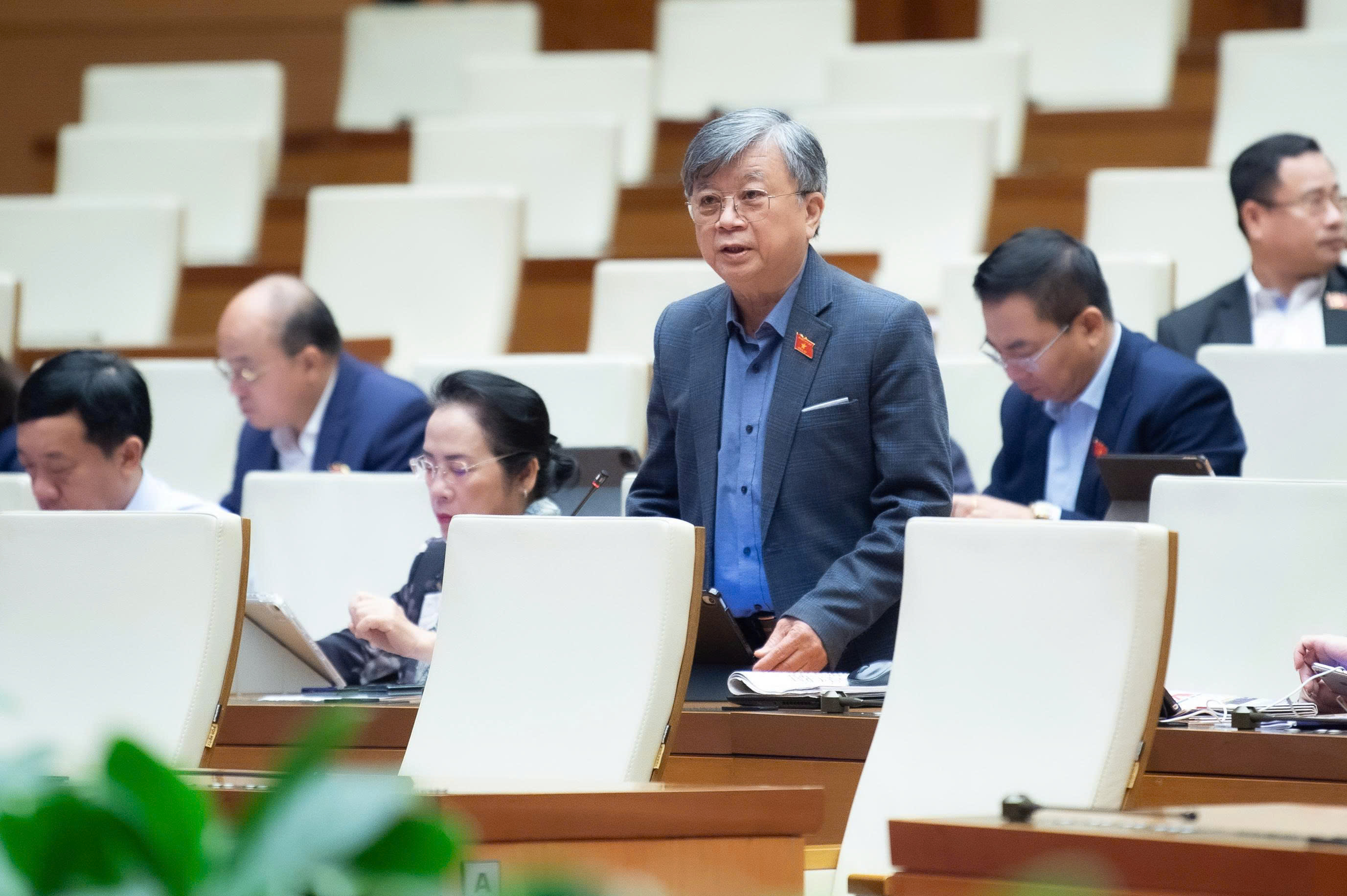 Đại biểu Trương Trọng Nghĩa đoàn ĐBQH Thành phố Hồ Chí Minh phát biểu.