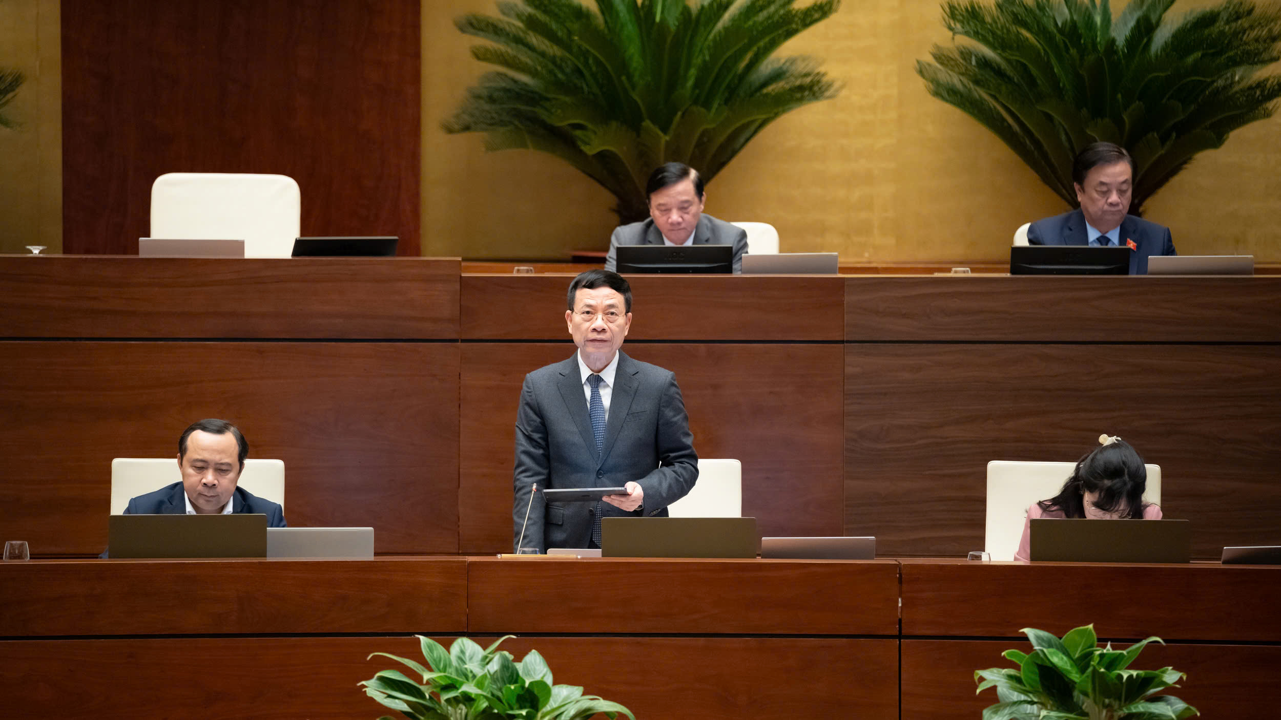 Bộ trưởng Bộ Khoa học và Công nghệ Nguyễn Mạnh Hùng giải trình tại hội trường. 