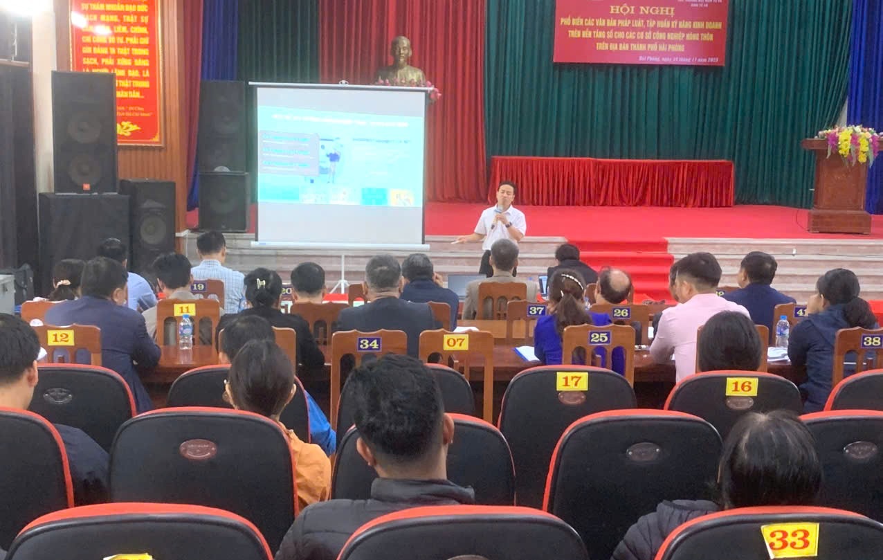 Toàn cảnh hội nghị “Đào tạo, phổ biến các văn bản pháp luật và tập huấn kỹ năng ứng dụng AI phát triển kinh doanh trên nền tảng số cho các cơ sở công nghiệp nông thôn” tại thành phố Hải Phòng.