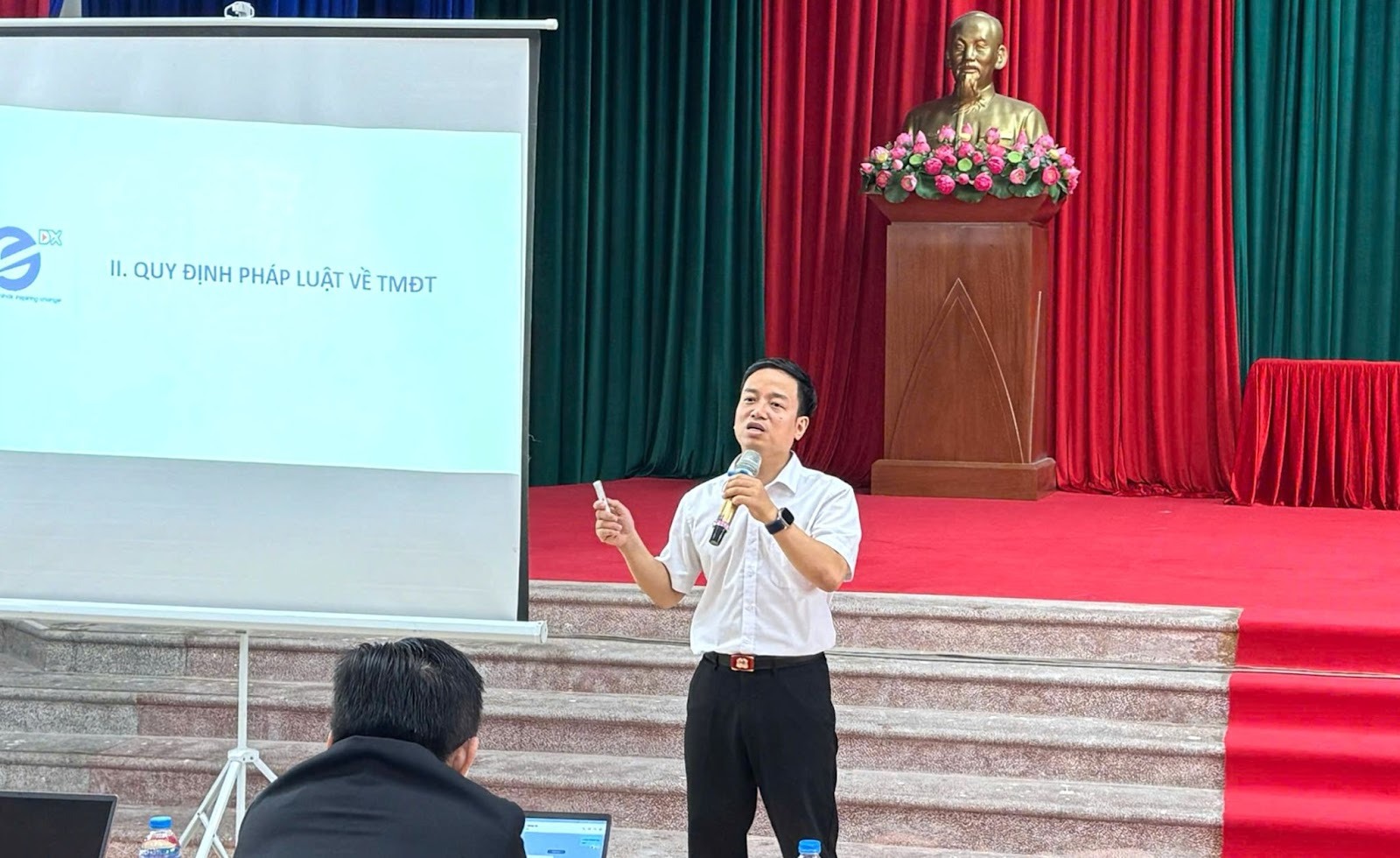 Ông Cao Quí Long - giảng viên Trung tâm Phát triển Thương mại điện tử và Công nghệ số (eComDX), Cục TMĐT và Kinh tế số, Bộ Công Thương hướng dẫn về ứng dụng AI và TMĐT cho các học viên.