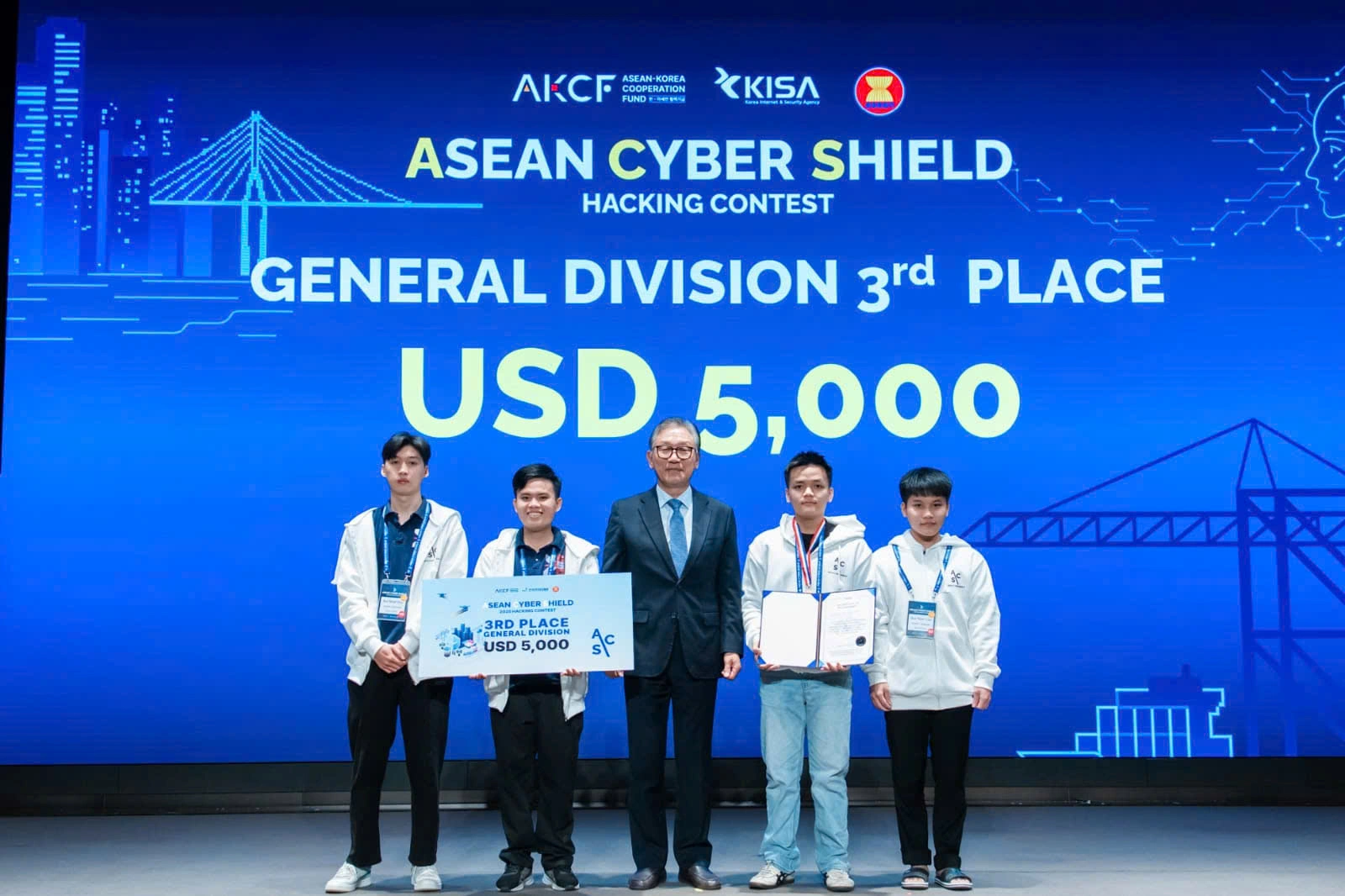 Các thành viên đội HCMACT.Akatsuki của Phân hiệu Học viện Kỹ thuật Mật mã tại TP.HCM nhận giải Ba bảng General cuộc thi ASEAN Cyber Shield 2025.