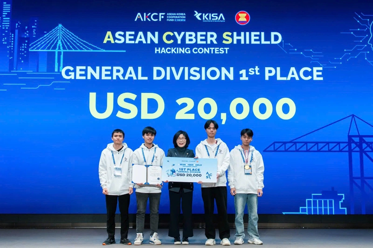 Ban tổ chức trao giải Nhất bảng General cho đội sinh viên KMA.LightBlue đến từ Học viện Kỹ thuật Mật mã.