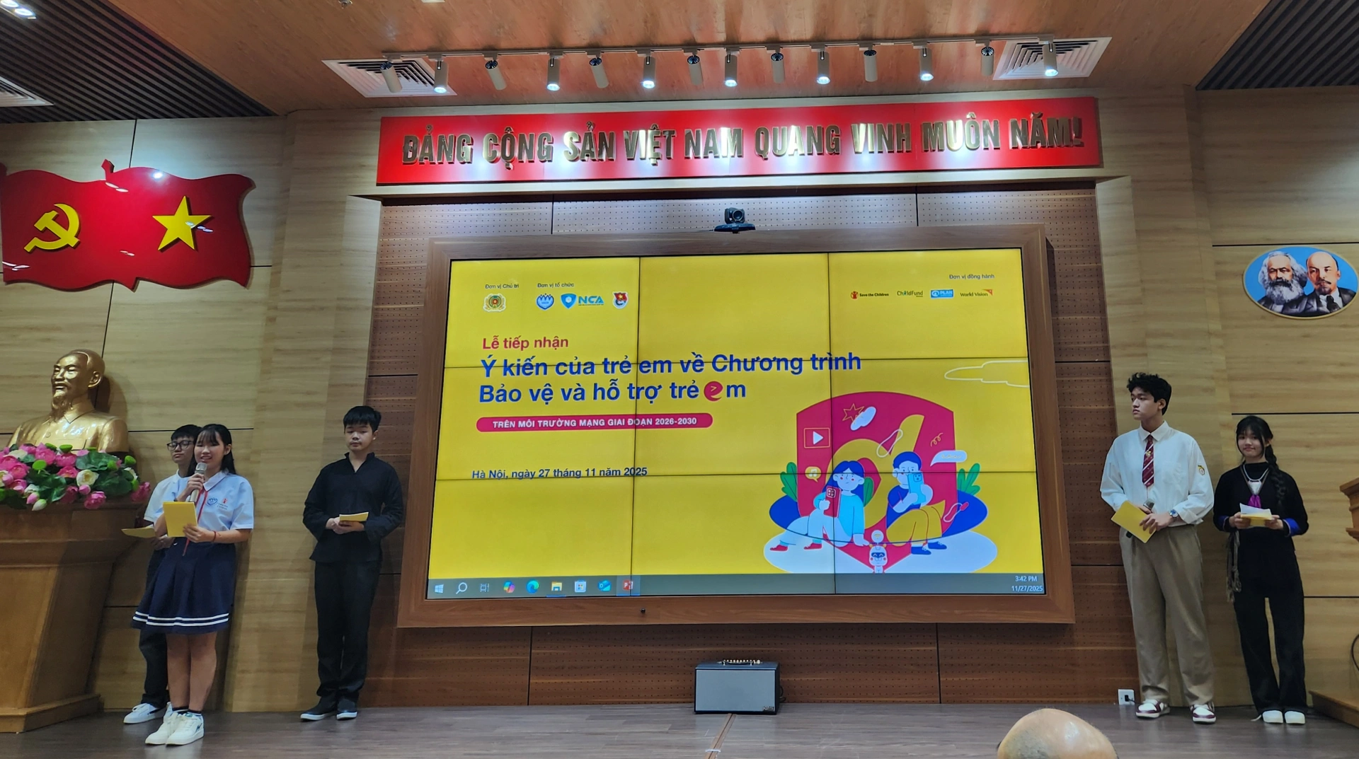 Nhóm trẻ em đại diện chia sẻ những thực trang sử dụng Internet, rùi ro trẻ em gặp phải và mong đợi cho Chương trình bảo vệ và hỗ trợ trẻ em trên môi trường mạng giai đoạn 2026 - 2030.