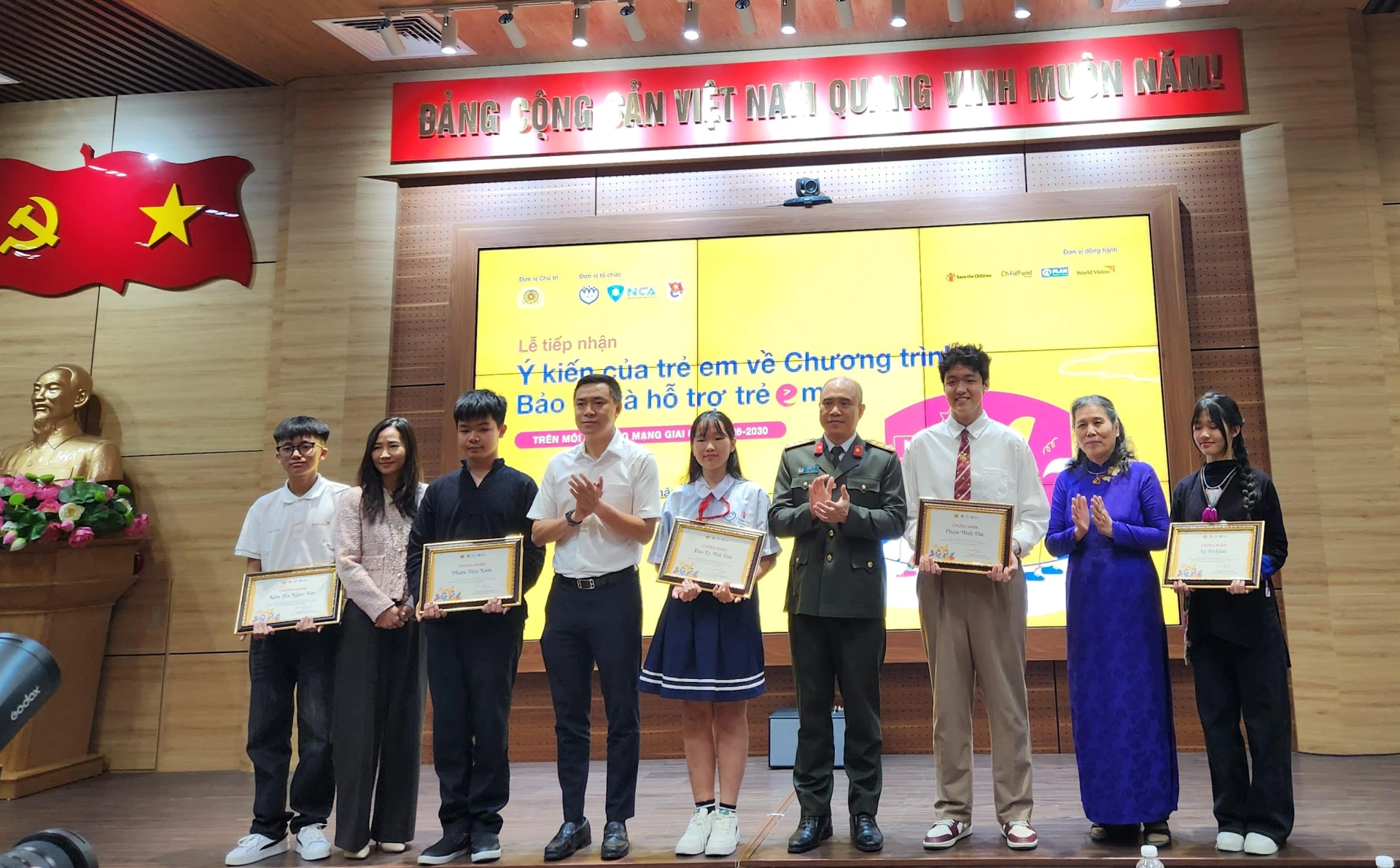 Đại diện lãnh đạo Cục A05, Chủ tịch Hội Bảo vệ quyền trẻ em Việt Nam, đại diện Hiệp hội An ninh mạng Quốc gia cùng chụp ảnh lưu niệm với nhóm trẻ đại diện