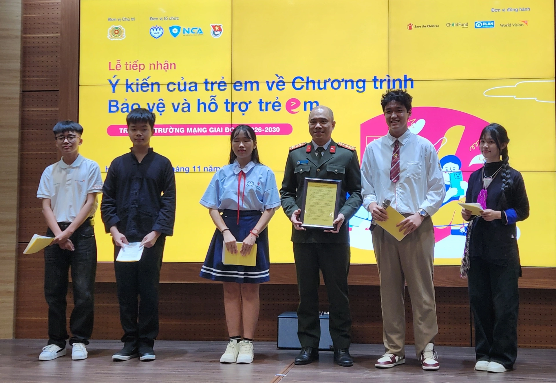 Nhóm trẻ đại diện tiến hành trao bản tổng hợp ý iến cho Đại tá Hà Văn Bắc - Phó Cục trưởng Cục A05