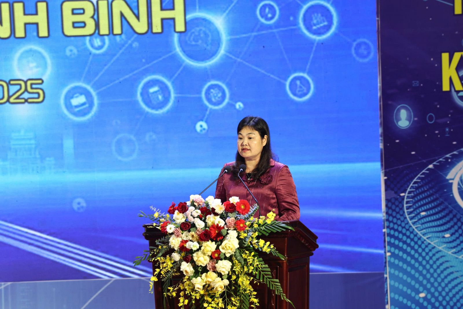 Đồng chí Hà Lan Anh, Tỉnh ủy viên, Phó Chủ tịch UBND tỉnh phát biểu phát động Phong trào “Bình dân học vụ số” trên địa bàn tỉnh