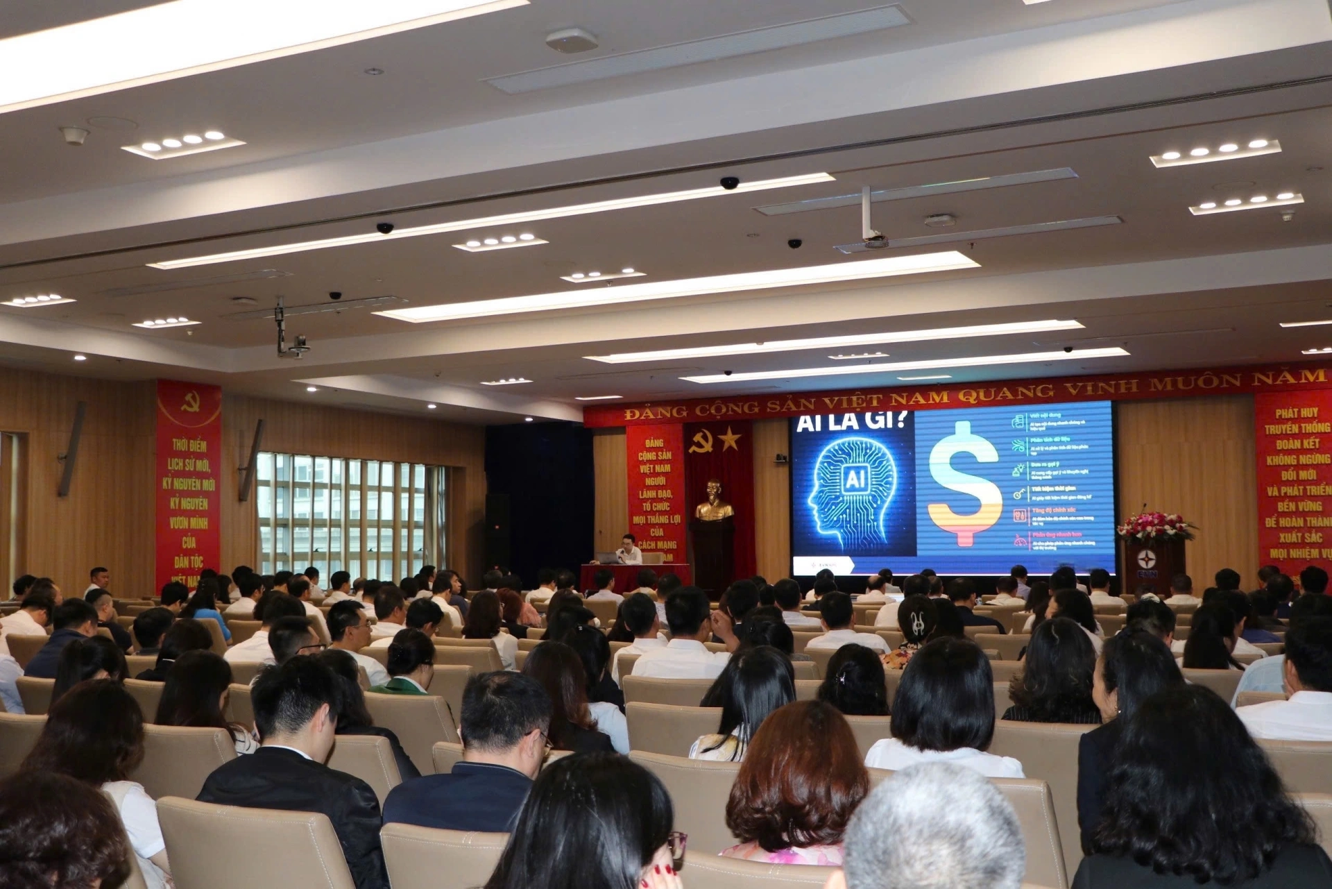 Khóa đào tạo “Ứng dụng AI – NotebookLM” giúp người lao động nắm bắt công nghệ mới, nâng cao hiệu suất và hoàn thiện kỹ năng số.