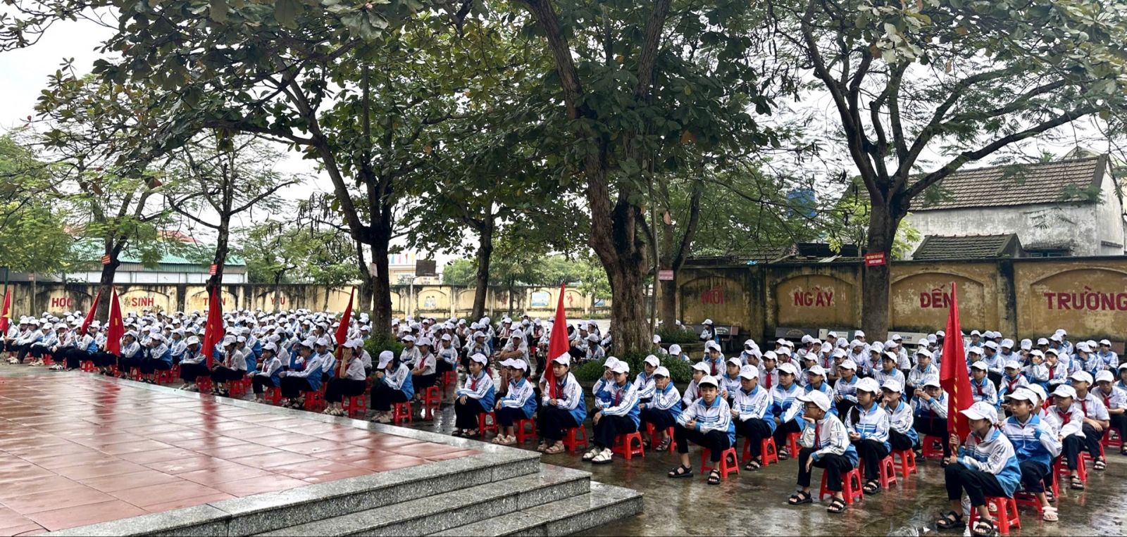 Các em học sinh tại buổi tuyên truyền