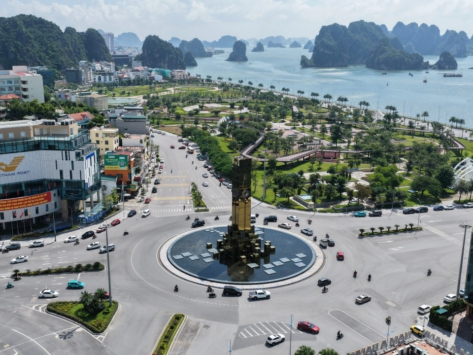 Những con đường khang trang, sạch đẹp không còn bóng dây điện bên bờ di sản Vịnh Hạ Long