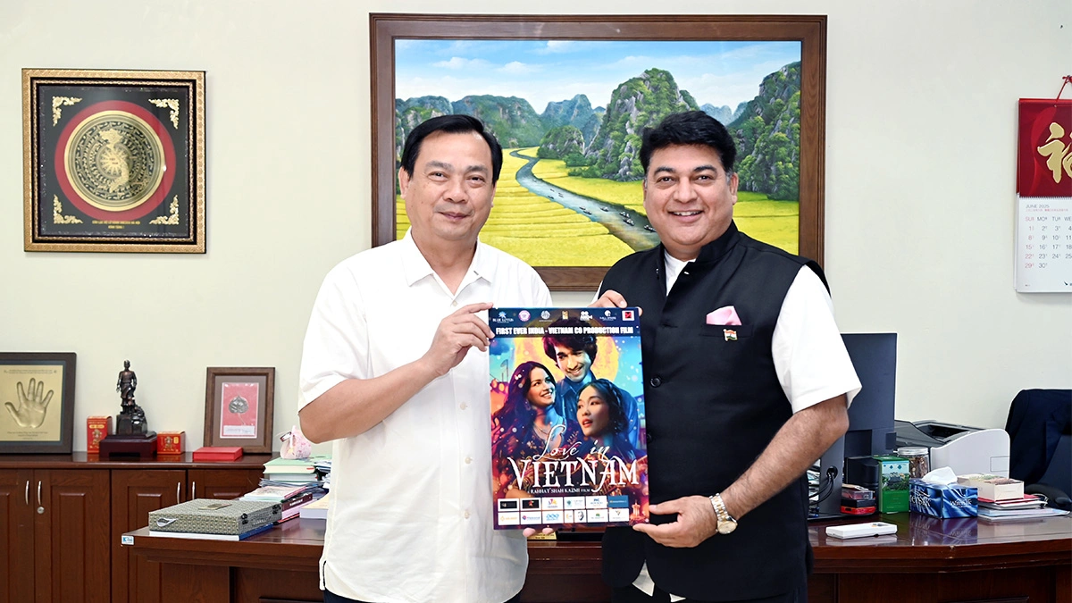 Cục trưởng Cục Du lịch Quốc gia Việt Nam Nguyễn Trùng Khánh và Nhà sản xuất phim Rahul Bali chụp ảnh lưu niệm cùng poster phim Love in Vietnam. Ảnh: TITC