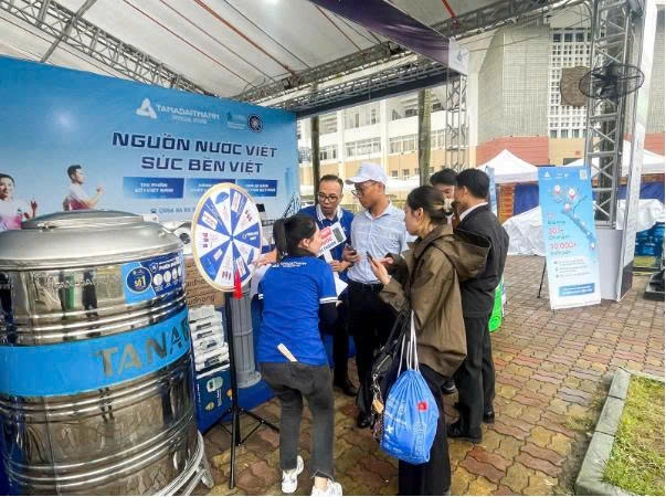 Khách tham quan tham gia minigame Vòng quay may mắn