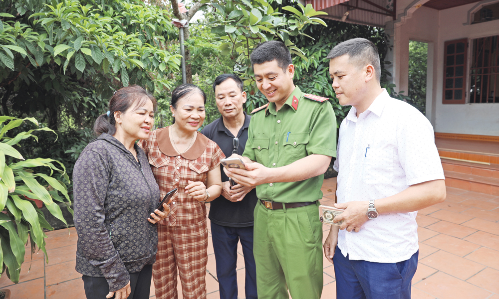 Công an xã Yên Thế hướng dẫn người dân giải quyết thủ tục hành chính trên môi trường mạng.