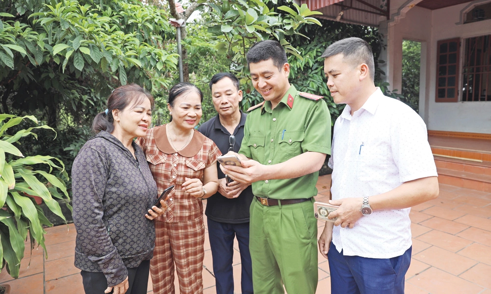 Công an xã Yên Thế hướng dẫn người dân giải quyết thủ tục hành chính trên môi trường mạng.