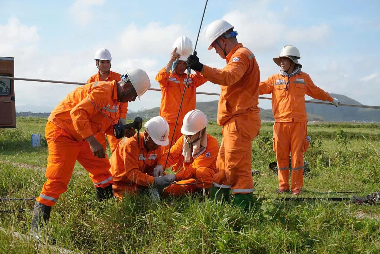 Trong các đợt bão lũ, lực lượng công nhân EVNNPC không chỉ khôi phục lưới điện mà còn chủ động chia sẻ kinh nghiệm ngay tại hiện trường, mỗi điểm sự cố vì thế trở thành một không gian học tập thực tiễn, nơi văn hóa học tập được thể hiện rõ qua tinh thần cùng nhau rèn luyện kỹ năng, tích lũy kinh nghiệm và nâng cao năng lực nghề nghiệp.