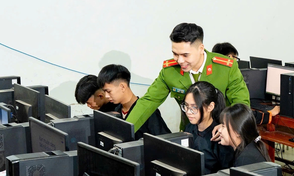 Cán bộ Công an xã Sơn Động truyền đạt kiến thức cho học sinh tham gia lớp Hành trang số cho tuổi trẻ vùng cao.